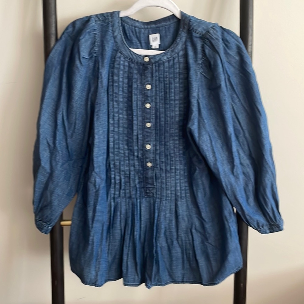 NWOT Size Small Pleated Chambray Gap Shirt